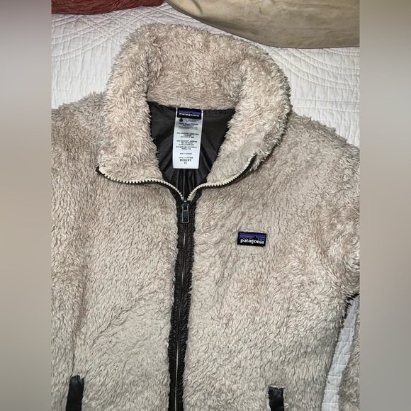 Patagonia Women's Tan Teddy Jacket - Picture 2 of 8